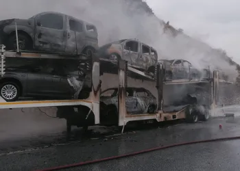 Dorsesinde 8 sıfır otomobilin bulunduğu tır yandı