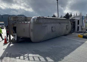 Burdur’da kontrolden çıkan tır devrildi