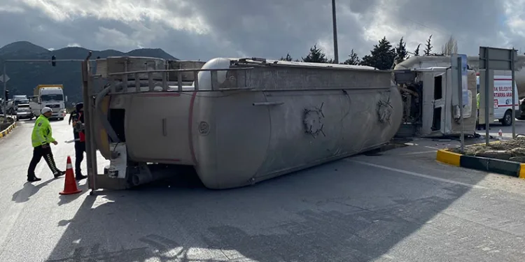 Burdur’da kontrolden çıkan tır devrildi