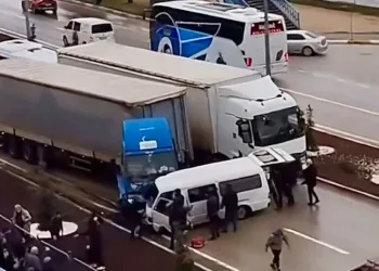 Karşı şeride savrulan minibüs tırla çarpıştı
