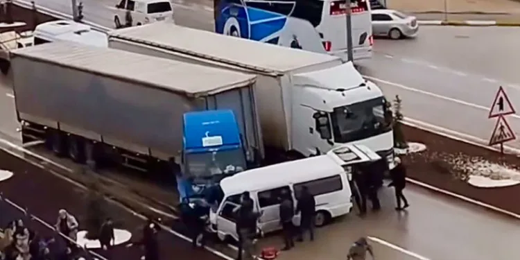Karşı şeride savrulan minibüs tırla çarpıştı