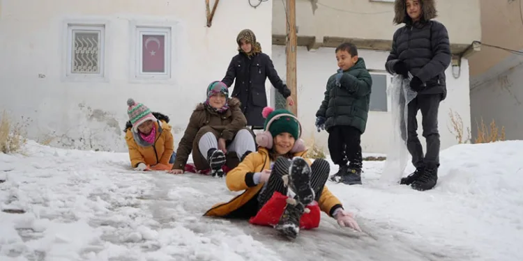 Bayburt’a yılın ilk karı yağdı