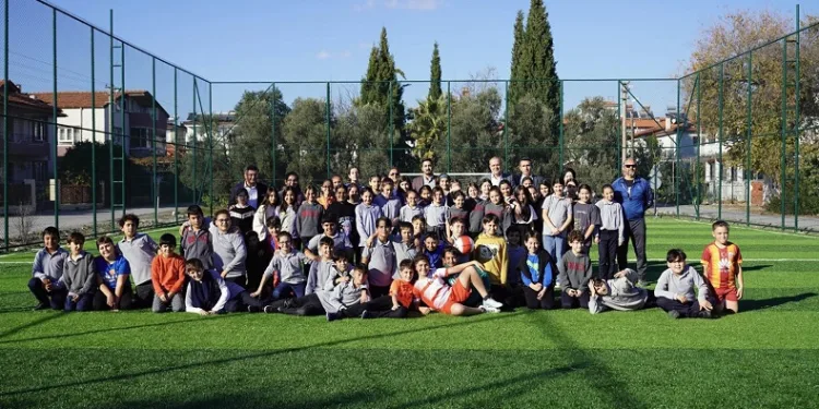 Ortaca’da Şehit Nasuh Aydın Ortaokulu’nun halı sahası açıldı