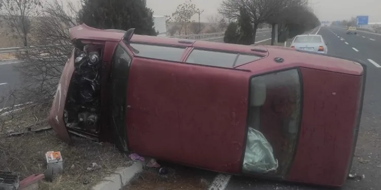 Elazığ’da otomobil yan yattı: 4 yaralı