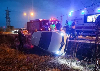Otomobil yan yattı: 5 kişi yaralandı