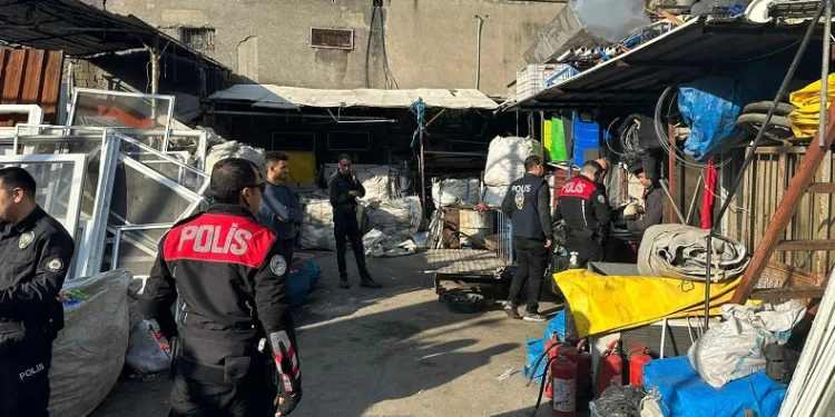 Hatay’da polis ekileri hurdacıları denetledi