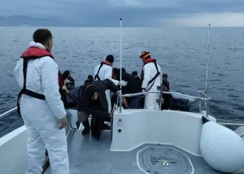 Ayvacık’ta 62 kaçak göçmen kurtarıldı