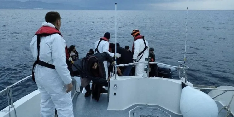 Ayvacık’ta 62 kaçak göçmen kurtarıldı