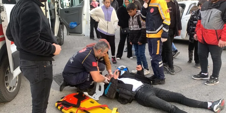 Otomobille çarpışan motokurye yaralandı