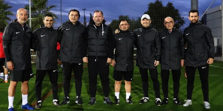 Sergen Yalçın, Antalyaspor’la ilk antrenmanına çıktı