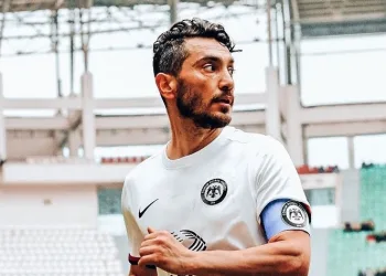 Çorum FK sahibi ve oyuncusu Murat Yıldırım, futbolu bırakarak hisselerini devretti