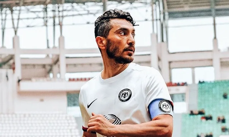Çorum FK sahibi ve oyuncusu Murat Yıldırım, futbolu bırakarak hisselerini devretti