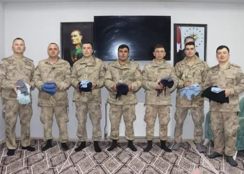 Gurbetçi Meryem Nine’den jandarmaya sıcak hediye