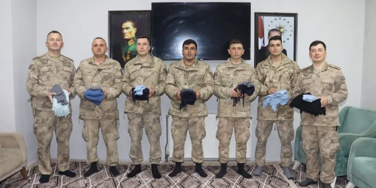 Gurbetçi Meryem Nine’den jandarmaya sıcak hediye
