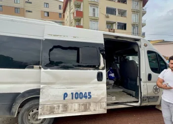 İşçi servisi ile kamyonet çarpıştı