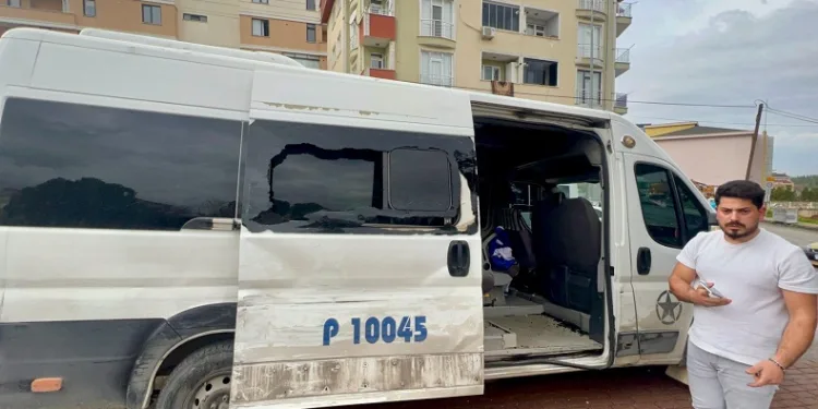 İşçi servisi ile kamyonet çarpıştı
