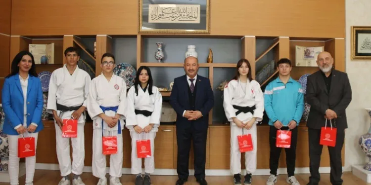Kütahya İl Millî Eğitim Müdürü Hasan Başyiğit, paralimpik judo branşında Türkiye derecesi elde eden öğrencileri kabul etti