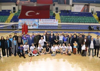 Kütahya’da eğitim çalışanları voleybol turnuvasında şampiyon Şehitler Ortaokulu