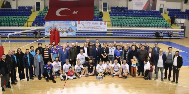 Kütahya’da eğitim çalışanları voleybol turnuvasında şampiyon Şehitler Ortaokulu