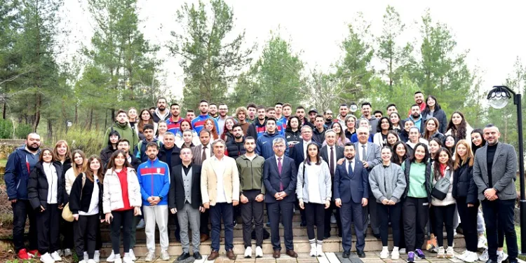Muğla SKÜ Rektörü Prof. Dr. Turhan Kaçar şampiyon sporcuları onurlandırdı