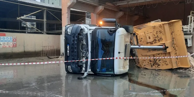 Hafriyat kamyonu devrildi: 2 yaralı