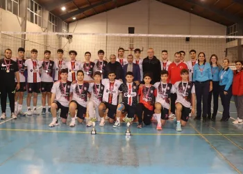 Şampiyon voleybolcular kupalarını Başkan Kaplan’ın elinden aldı