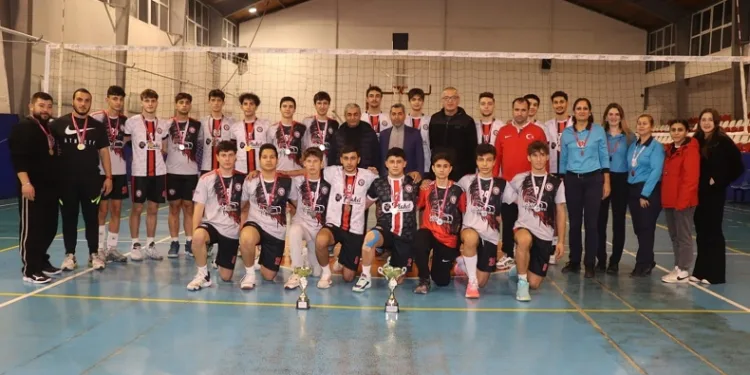 Şampiyon voleybolcular kupalarını Başkan Kaplan’ın elinden aldı