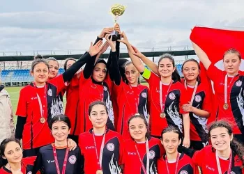 Gedizli kızlar futbolda il birincisi oldu