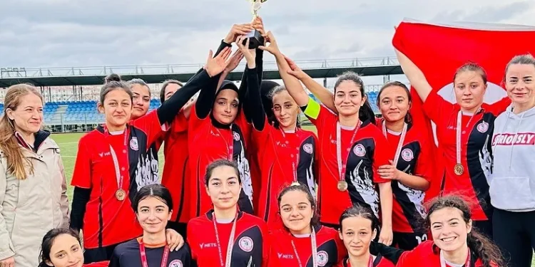 Gedizli kızlar futbolda il birincisi oldu