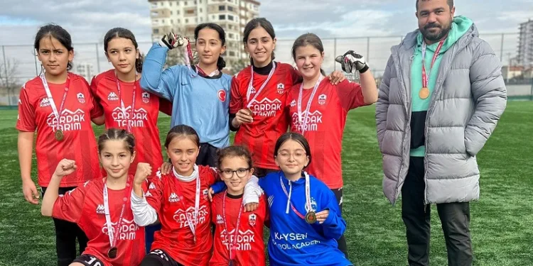 Küçük kızlar futbolda 75. Yıl Mühibe Germirli Ortaokulu Kayseri Şampiyonu