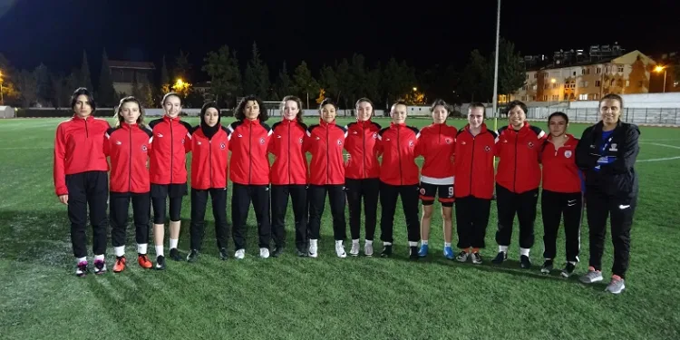 Burdur Gençlik ve Spor Kadın Futbol Takımı gözlerini kupaya dikti