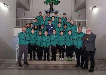 Fadıloğlu, şampiyon yüzücülerle bir araya geldi