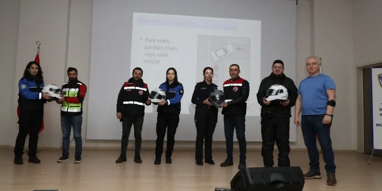 Polisten motosiklet sürücülerine eğitim