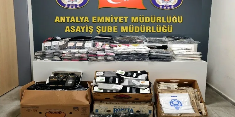 Park halindeki kamyonetlerden hırsızlık yapan şüpheli yakalandı
