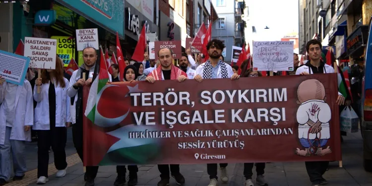 Teröre ve İsrail’e karşı hekimlerden yürüyüş