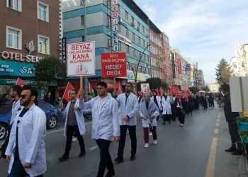 Isparta’da sağlık çalışanlarından Filistin için yürüyüş