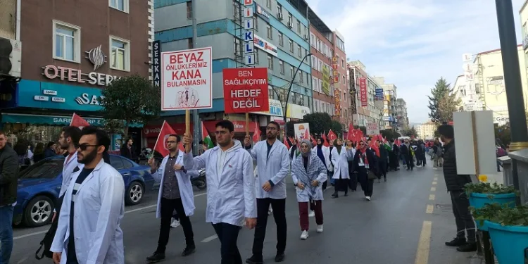 Isparta’da sağlık çalışanlarından Filistin için yürüyüş