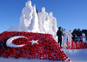 Sarıkamış’ta kardan heykellerinin açılışı yapıldı