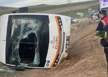 Kamyonun çarptığı belediye otobüsü yan yattı