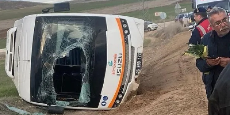 Kamyonun çarptığı belediye otobüsü yan yattı