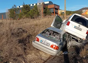 Kaza yapan araçlar sulama kanalına düştü