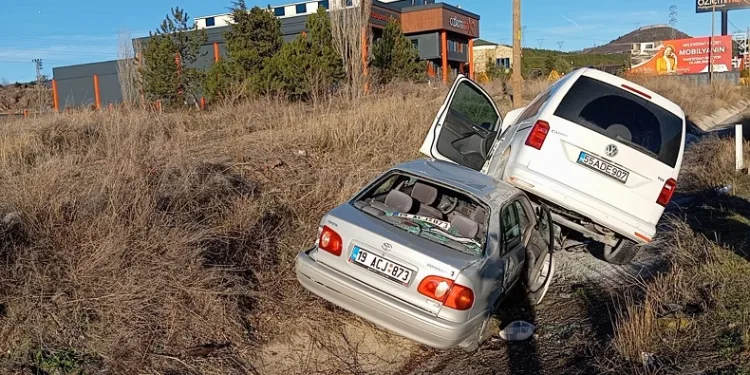Kaza yapan araçlar sulama kanalına düştü