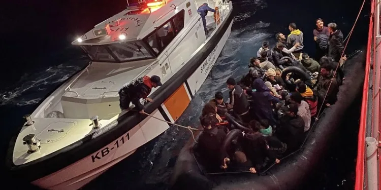 Ayvacık açıklarında 68 kaçak göçmen yakalandı