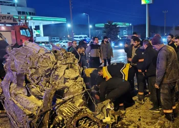 Ortadan ikiye bölünen araç yanarak hurdaya döndü