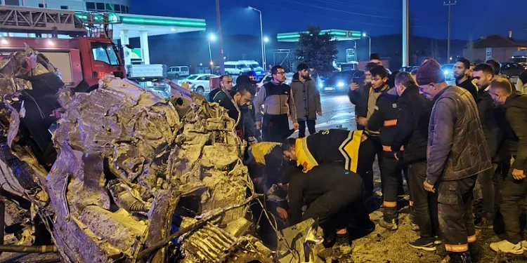 Ortadan ikiye bölünen araç yanarak hurdaya döndü