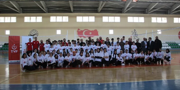 Solhan’da Fabrika Voleybol Okulu açıldı