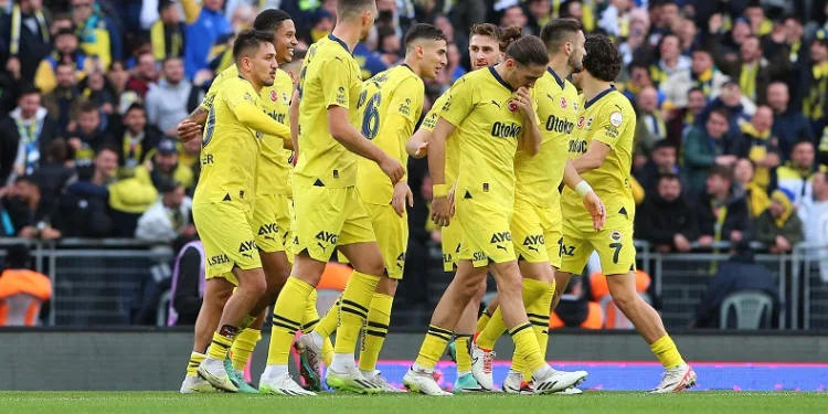 Fenerbahçe deplasmanda yenilmezlik serisini 9 maça çıkardı