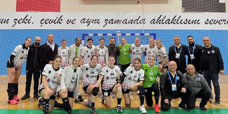 Konyaaltı Belediye Spor Kulübü Kadın Hentbol Takımı dolu dizgin