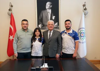Muğla Büyükşehir okçusu Hazal Burun dünya rekoru kırdı