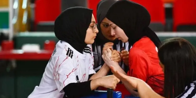 Genç kızlar bilek güreşinde Türkiye finallerinde